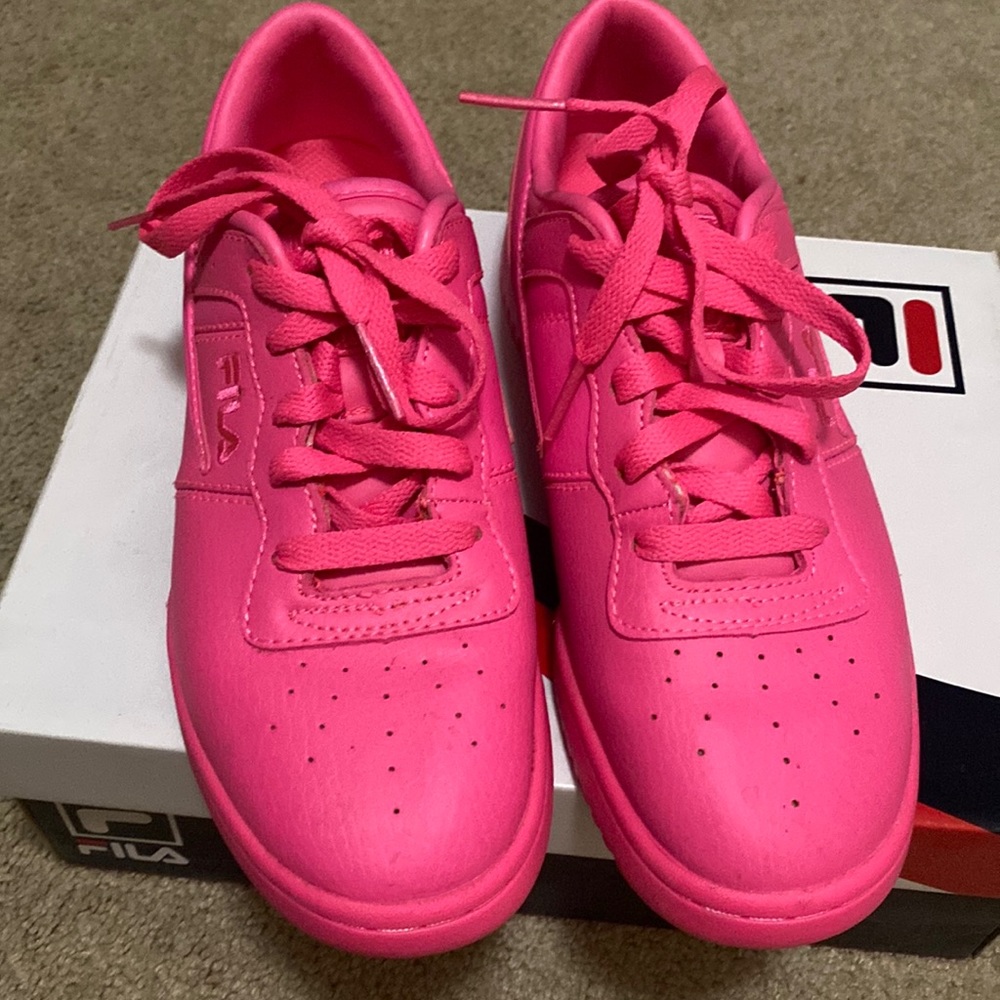 Hot girl summer ready with these hot pink Fila low tops👟💕